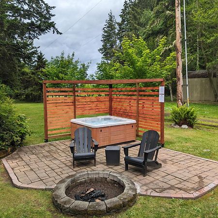Fox Paws Luxury Cabin - Hot Tub, Fire Pit & Pines! Hansville エクステリア 写真